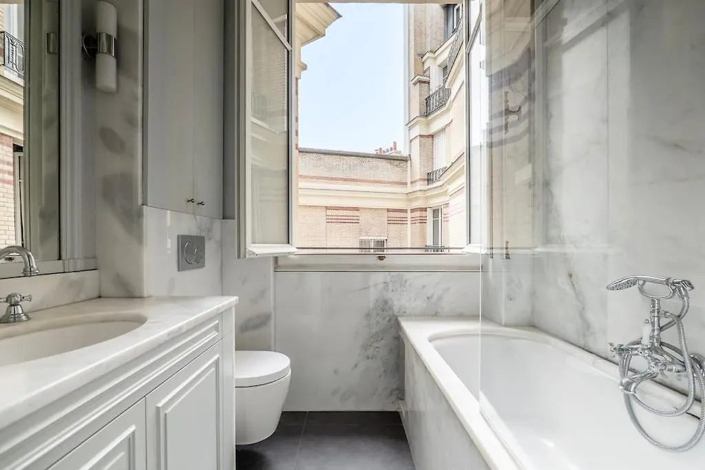 Goodguest- Luxe Trocadero Tour Eiffel 4pax *